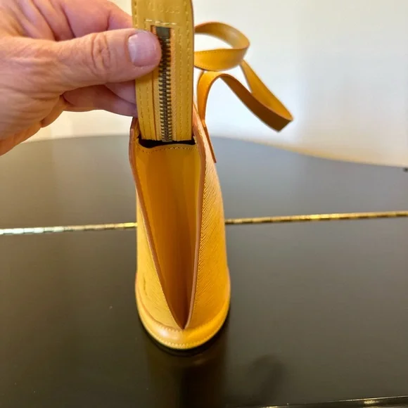 Louis Vuitton Authentic Luxury Vintage Retro Minimalist Epi Saint Jacques Bag - Picture 9 of 17